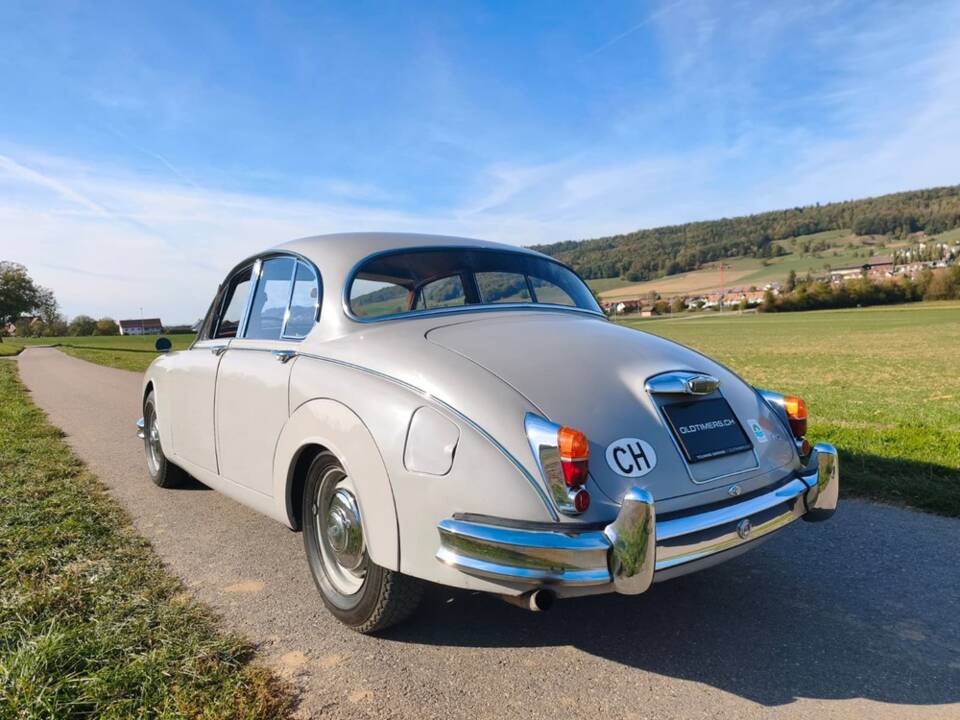 Image 23/27 of Jaguar Mk II 2.4 (1967)