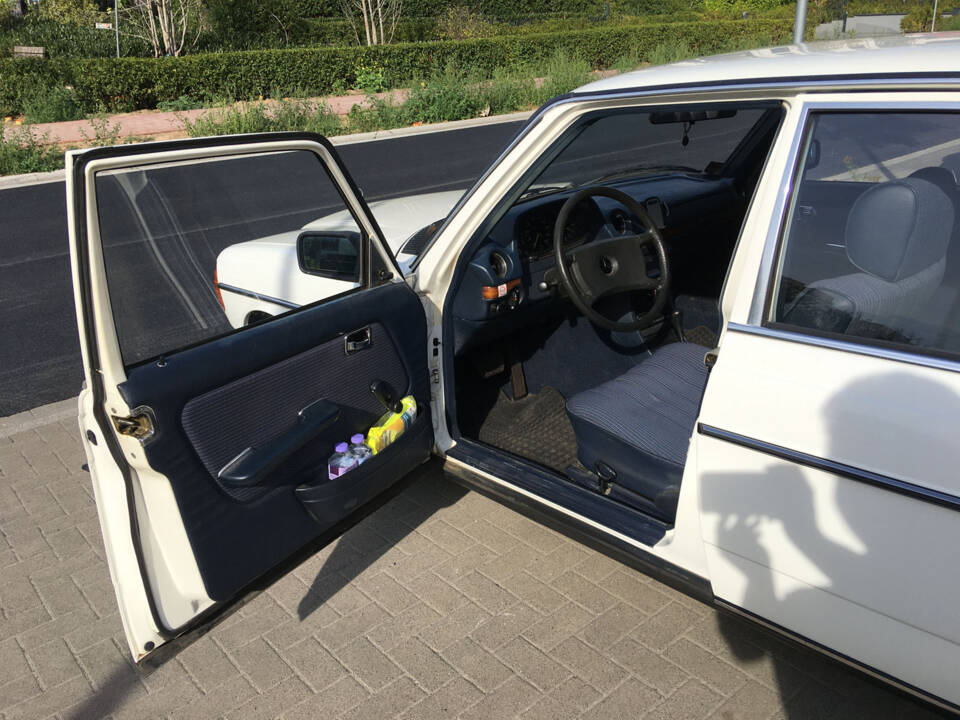 Image 7/13 of Mercedes-Benz 200 (1983)