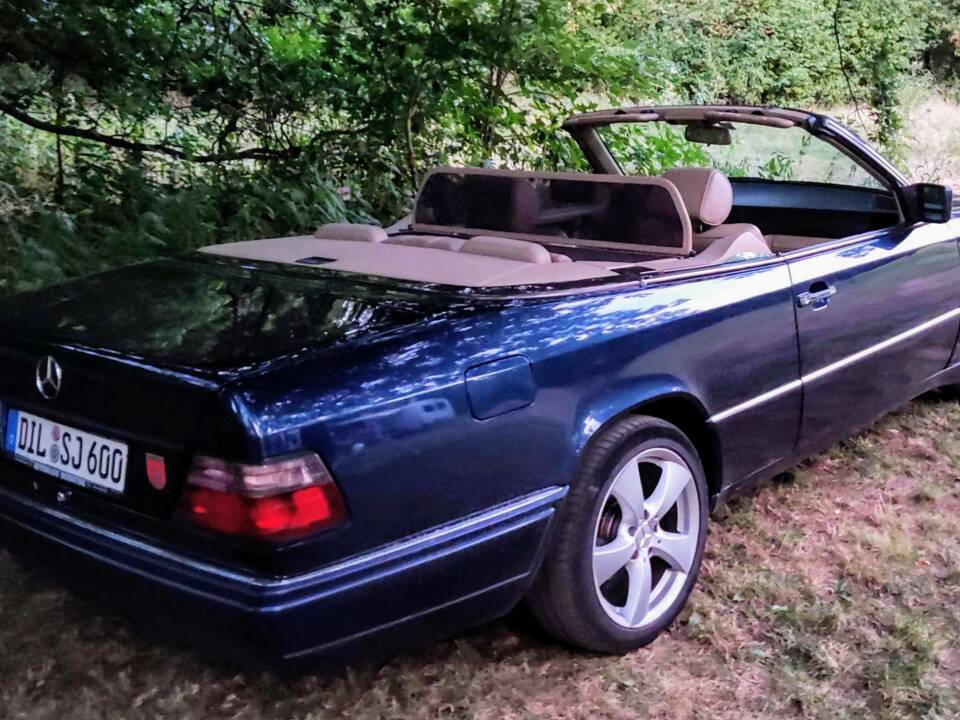 Image 1/22 of Mercedes-Benz E 220 (1996)