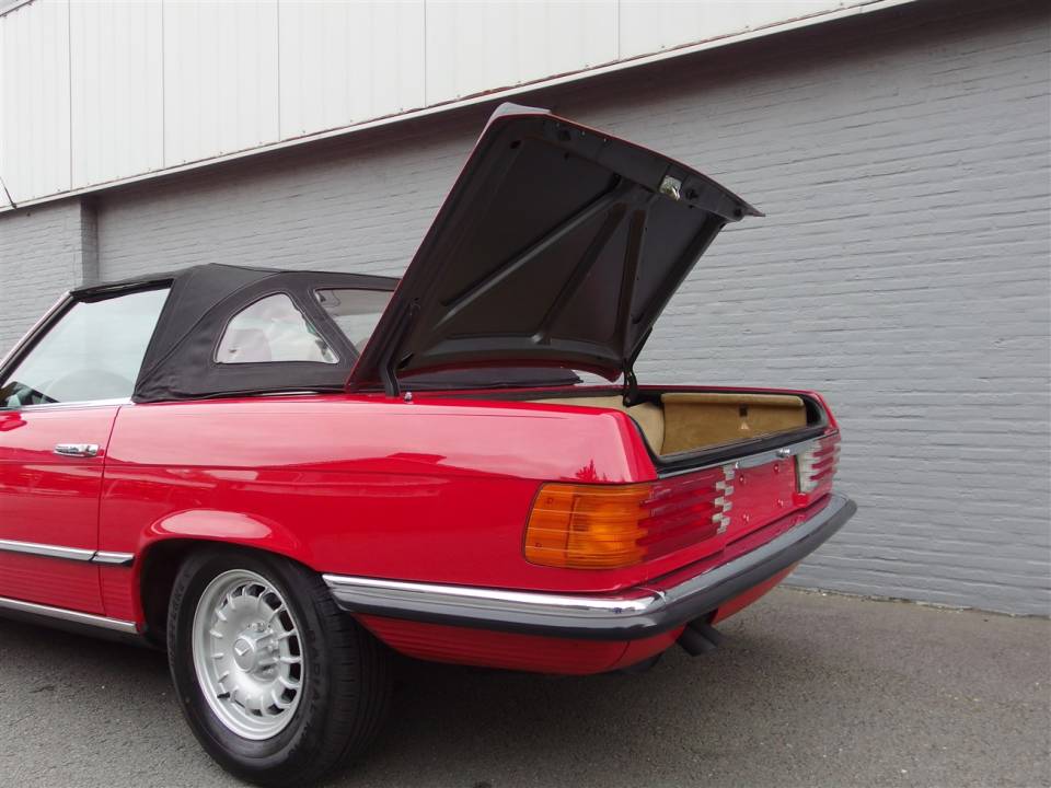 Image 48/84 of Mercedes-Benz 500 SL (1984)