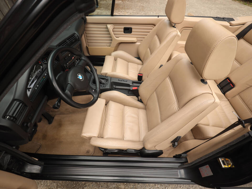 Image 12/83 de BMW 325i (1990)