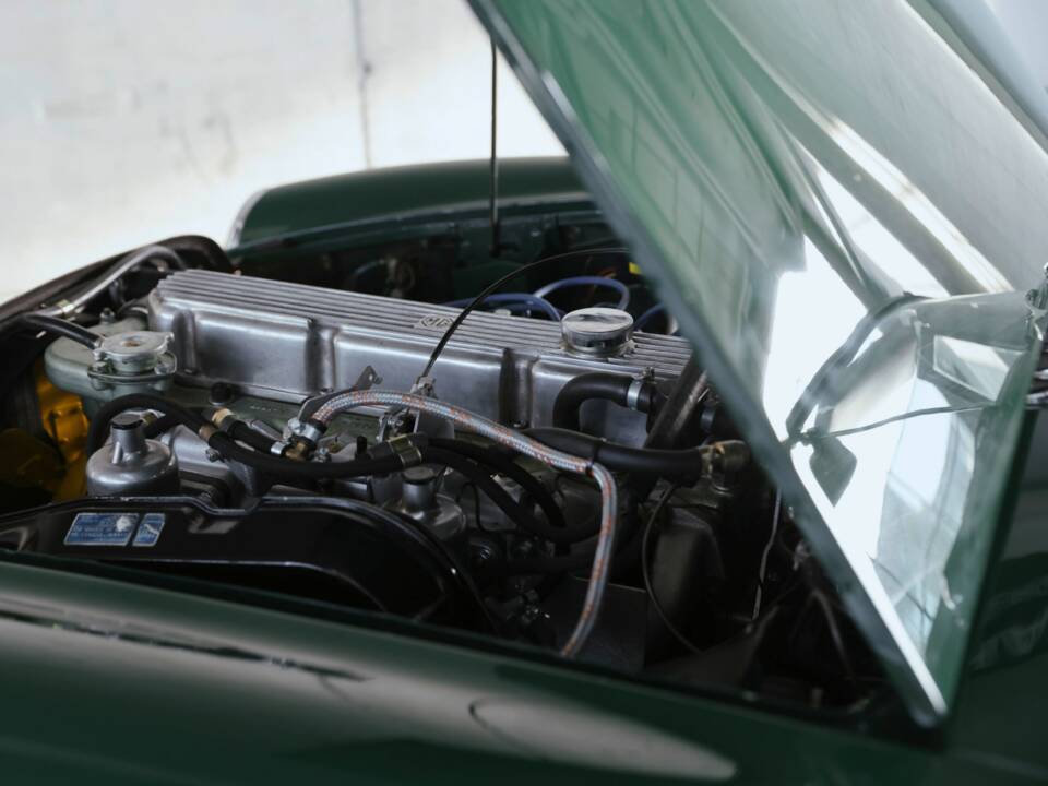 Image 28/41 of MG MGC (1969)