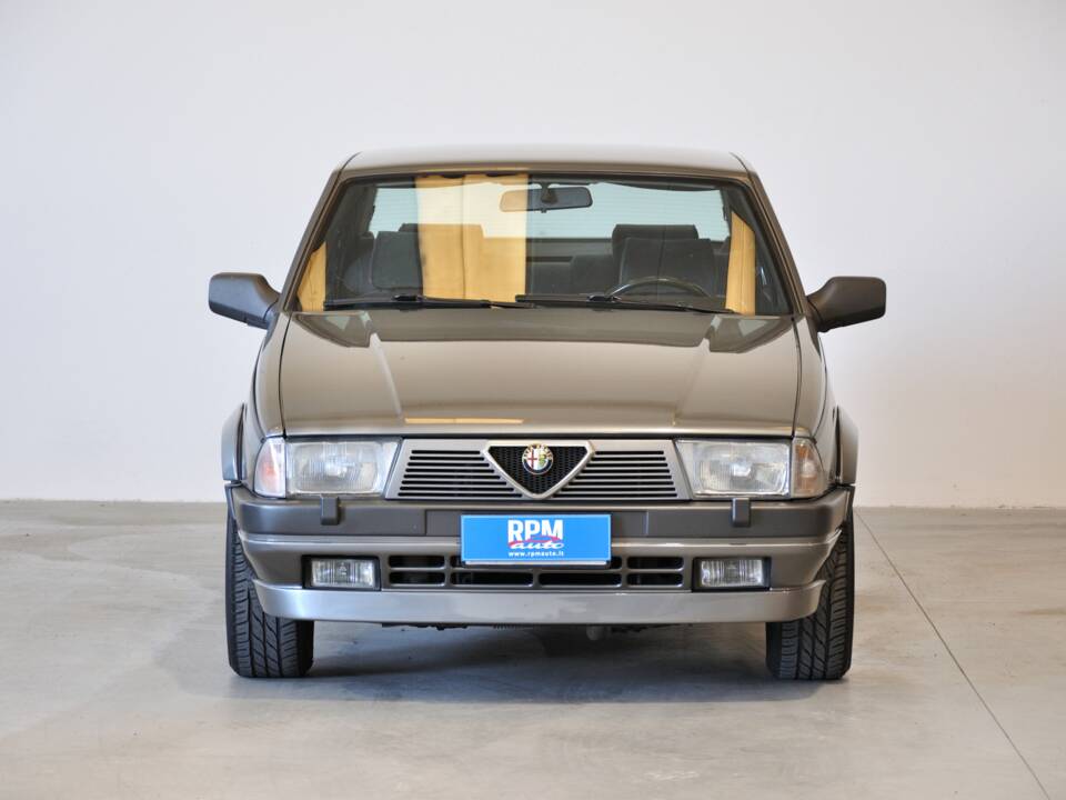 Bild 2/25 von Alfa Romeo 75 2.0 Twin Spark (1987)