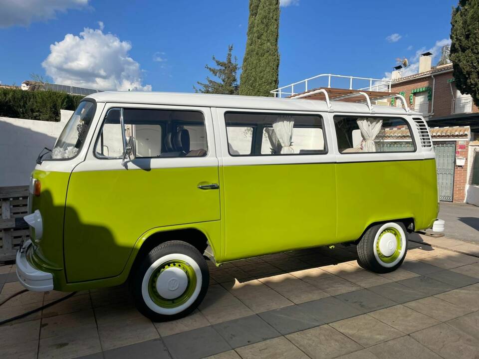 Image 4/6 of Volkswagen T2b Kombi (1979)