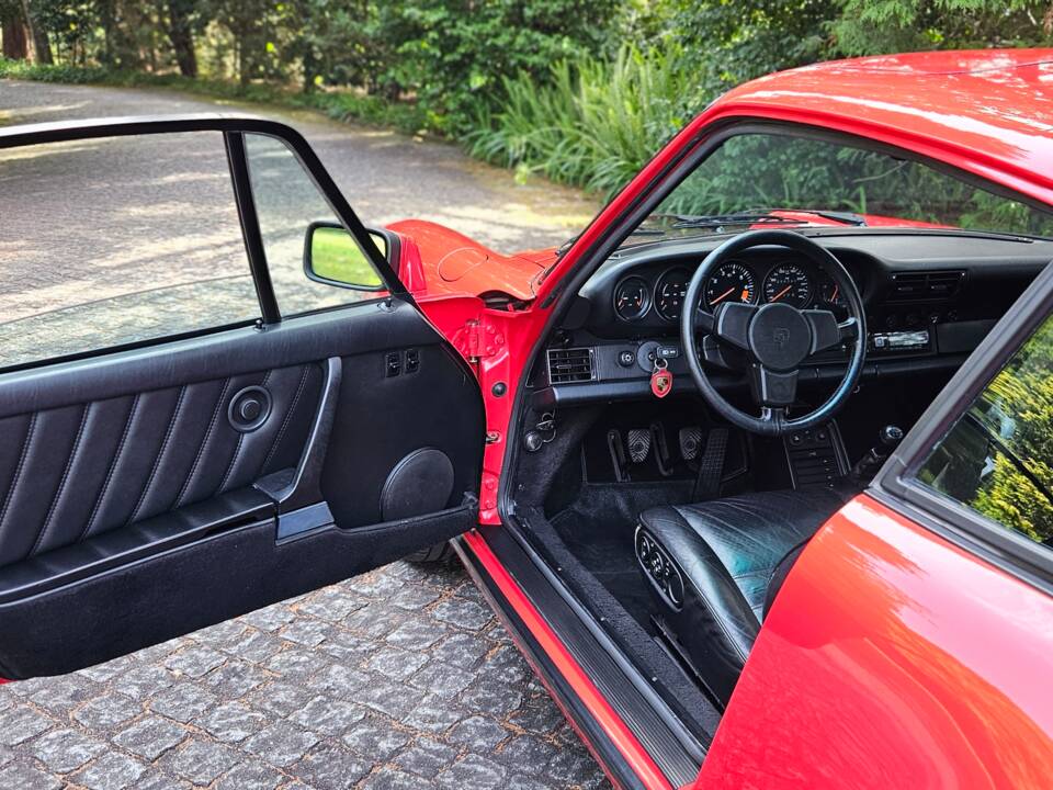Immagine 9/37 di Porsche 911 Carrera 3.2 (1985)