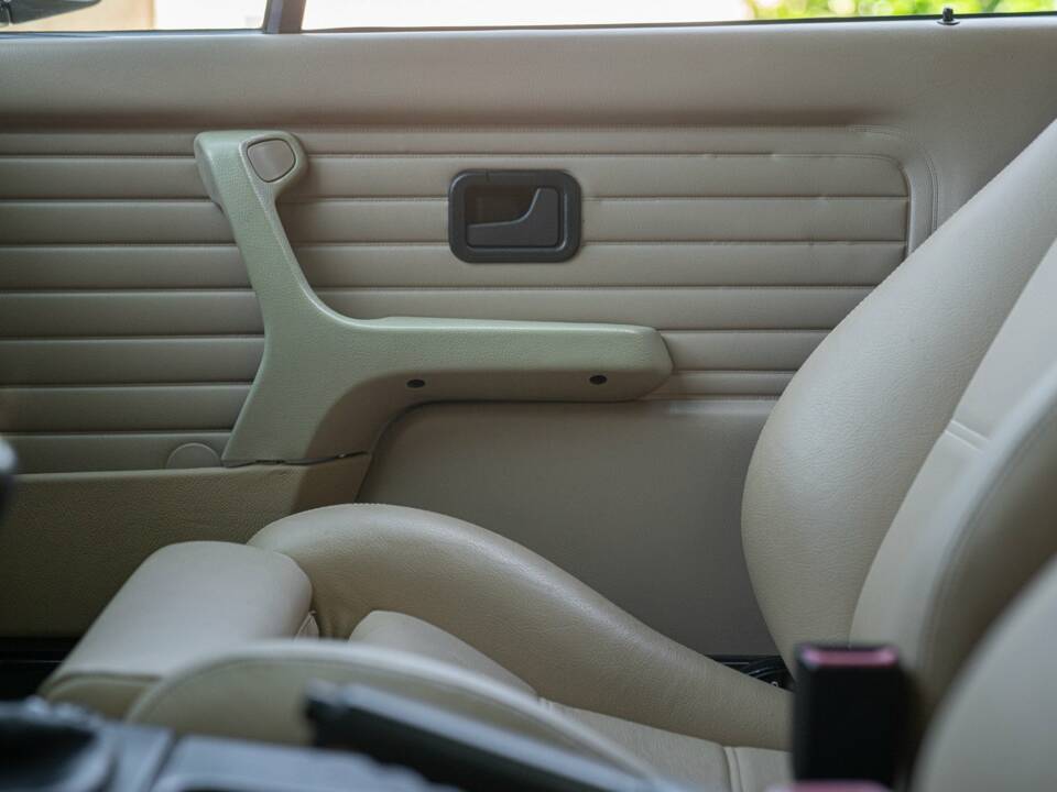 Image 37/50 of BMW 320i (1989)