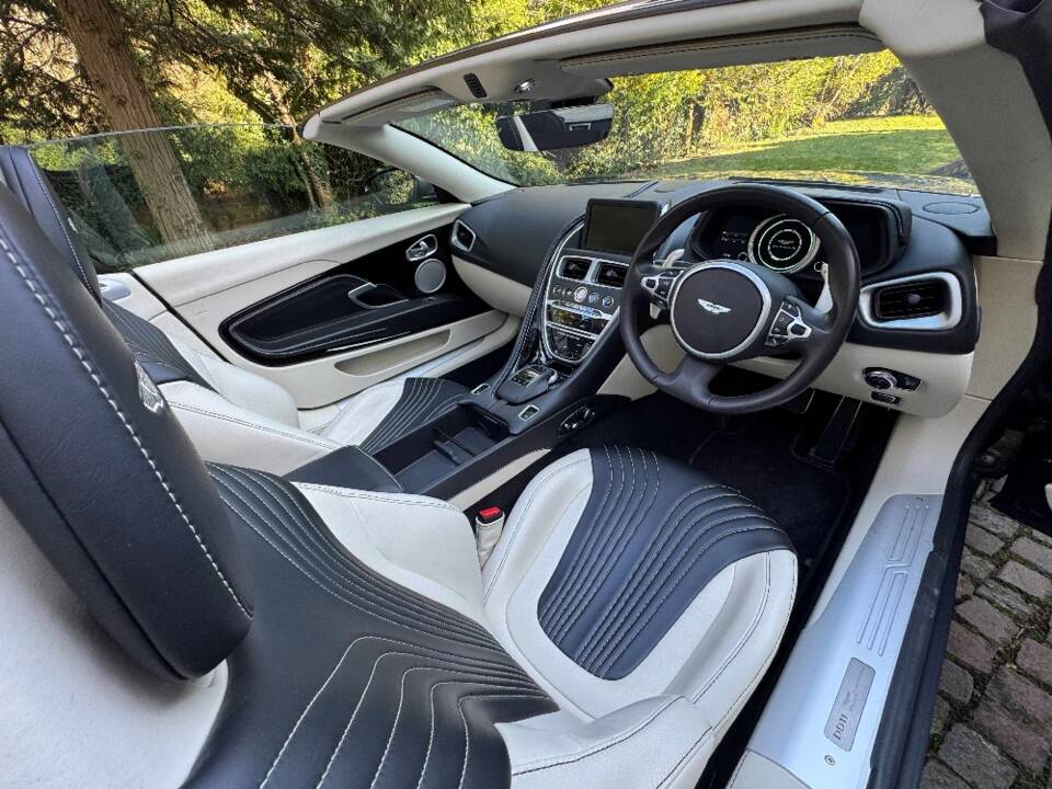 Image 29/40 de Aston Martin DB 11 Volante (2018)