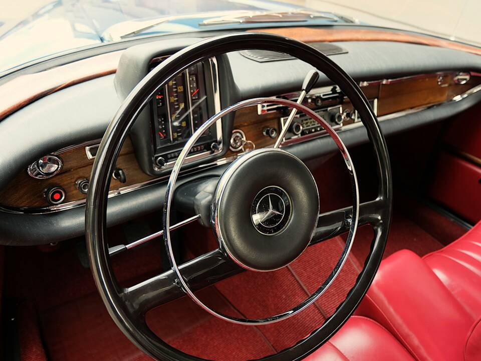 Image 57/76 de Mercedes-Benz 220 S b (1963)