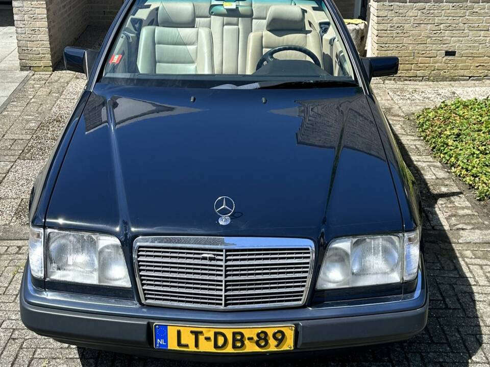 Image 3/8 of Mercedes-Benz 300 CE-24 (1993)