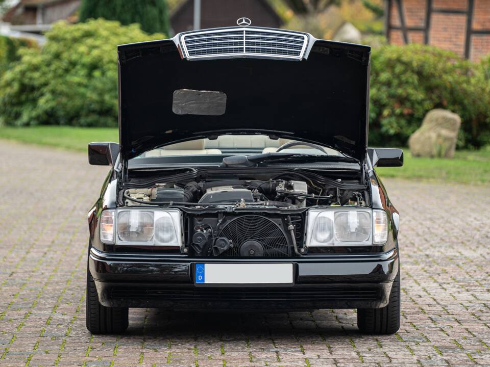 Image 9/83 de Mercedes-Benz E 220 (1996)