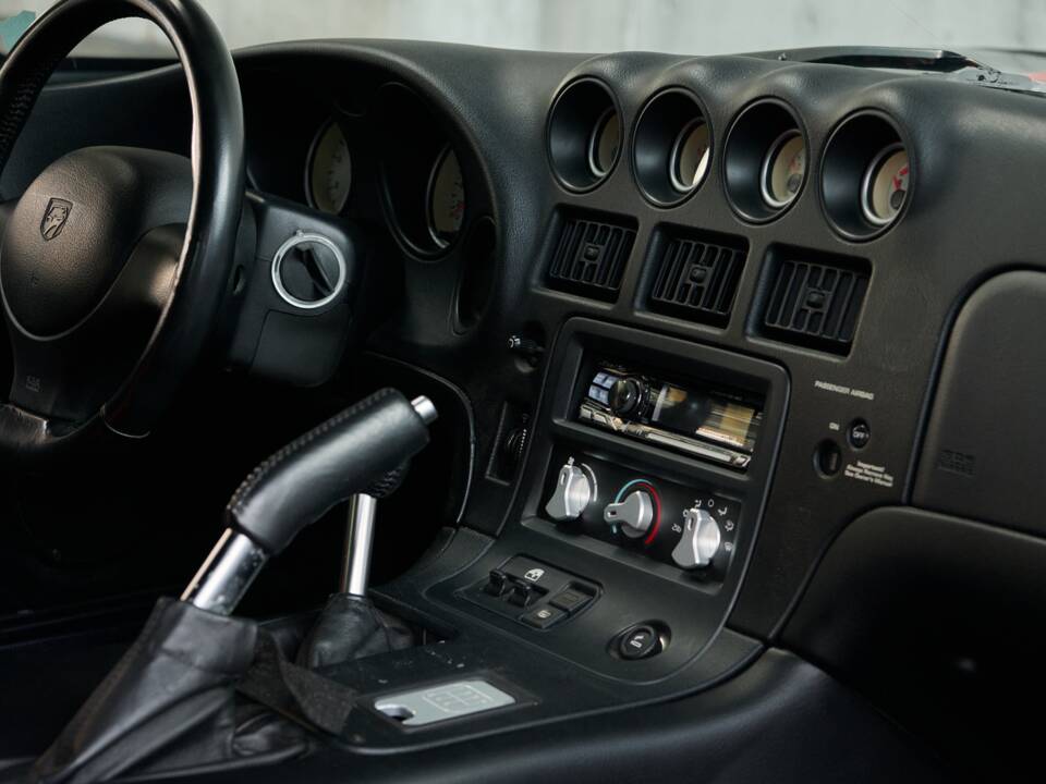 Image 49/50 of Dodge Viper GTS (2005)