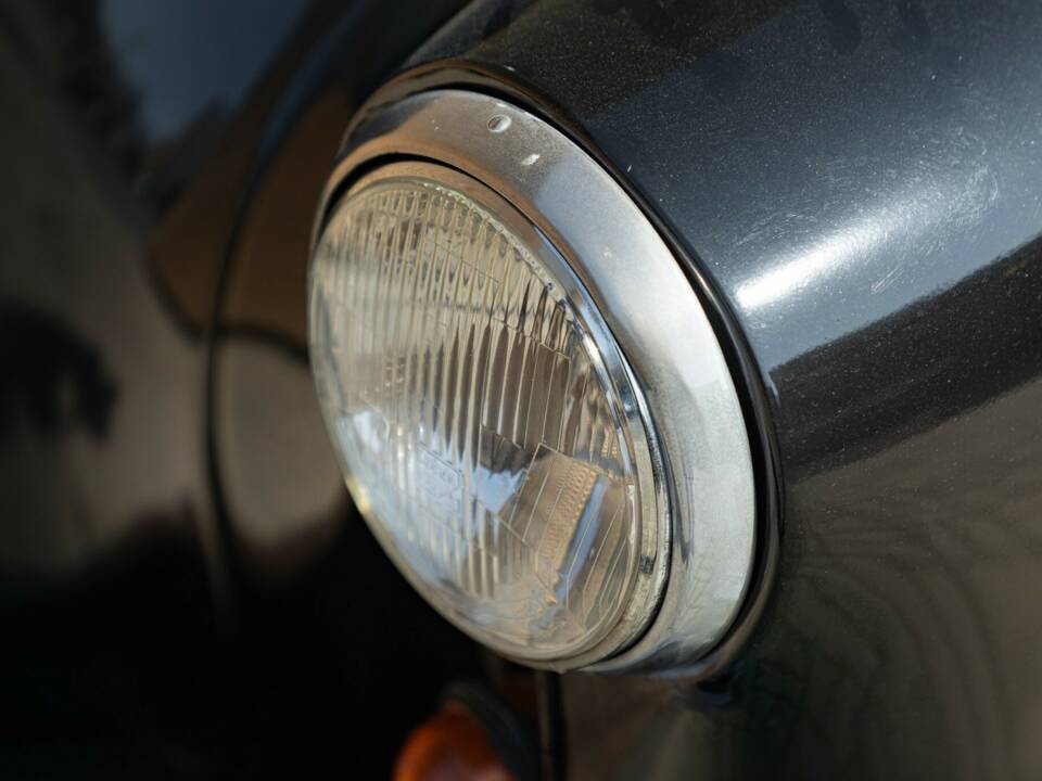 Image 13/35 of Austin FX 4 D London Taxi (1961)