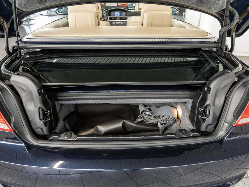 Image 8/31 of BMW 320i (2008)