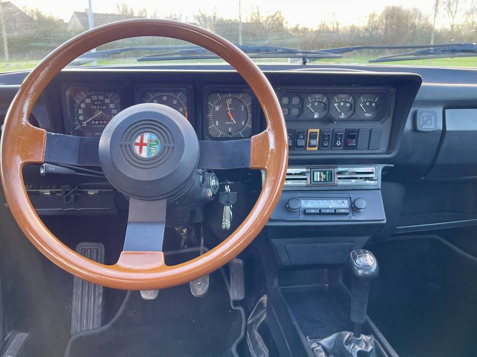 Imagen 15/27 de Alfa Romeo GTV 6 2.5 (1984)