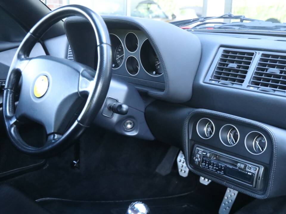 Bild 27/50 von Ferrari F 355 Berlinetta (1996)