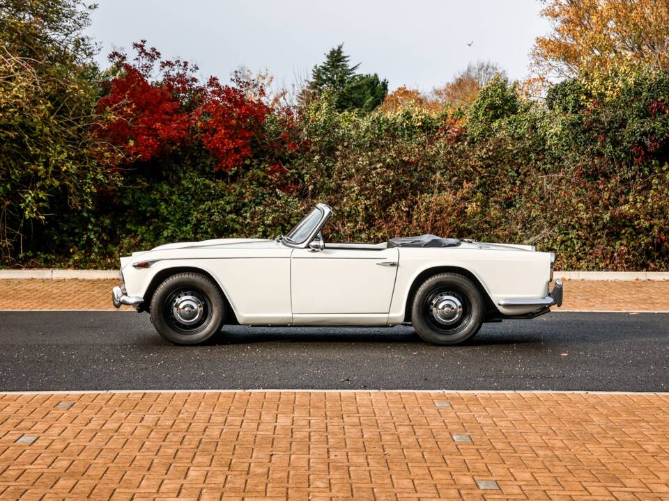 Image 13/42 of Triumph TR 4A (1966)