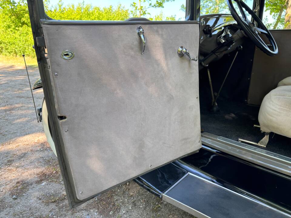 Image 21/28 of Ford Model A Tudor Sedan (1931)