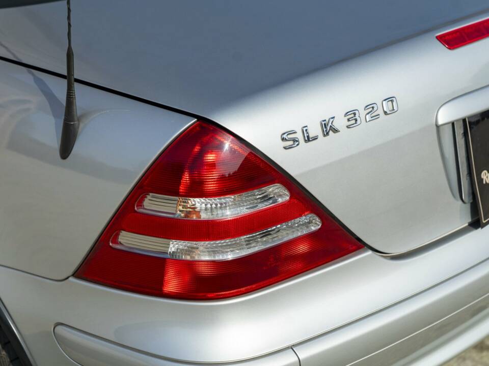 Image 15/48 of Mercedes-Benz SLK 320 (2001)