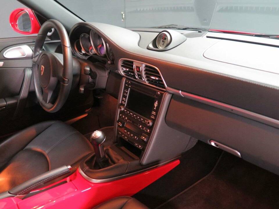 Image 24/50 of Porsche 911 Carrera 4S (2011)