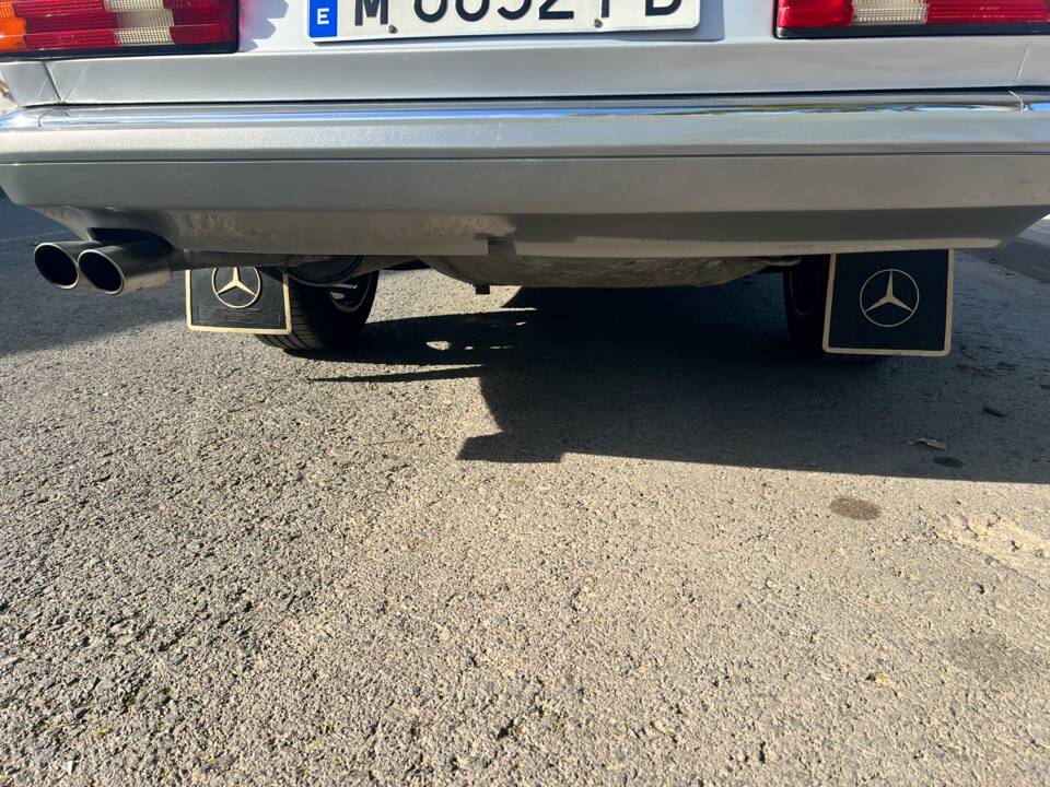 Image 17/77 of Mercedes-Benz 380 SEC (1982)