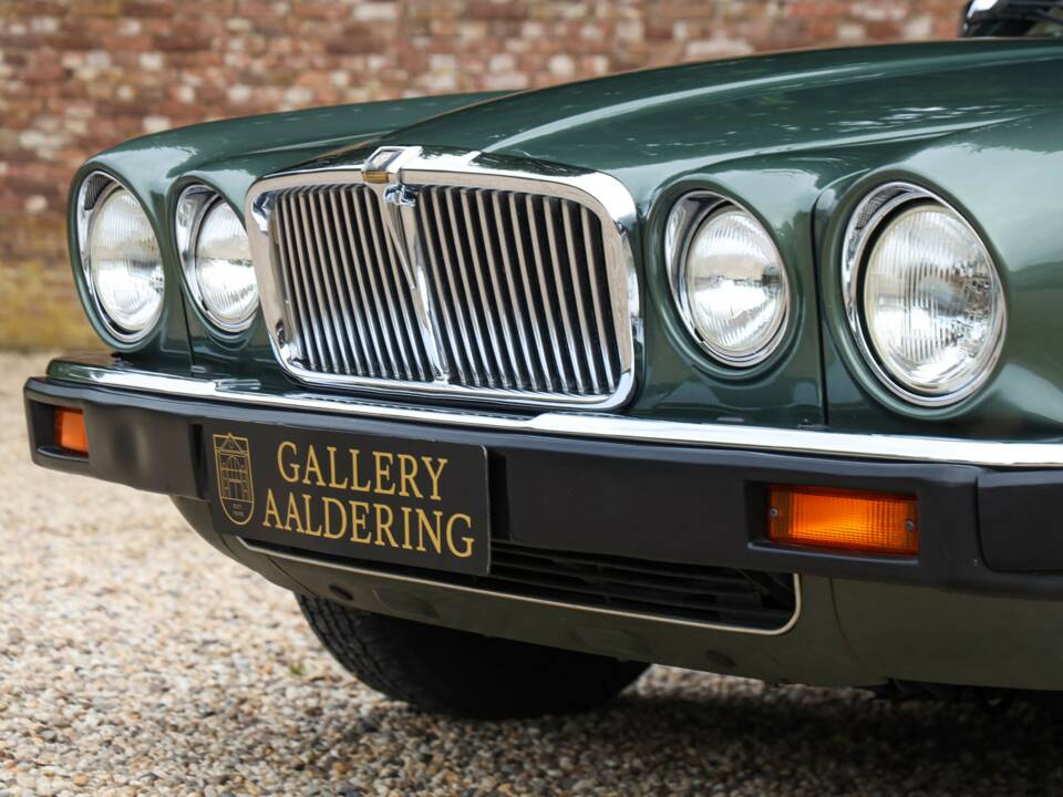 Image 31/50 of Jaguar XJ 6 4.2 (1985)
