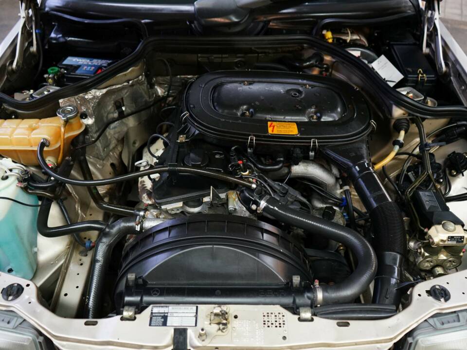 Bild 29/33 von Mercedes-Benz 230 E (1990)