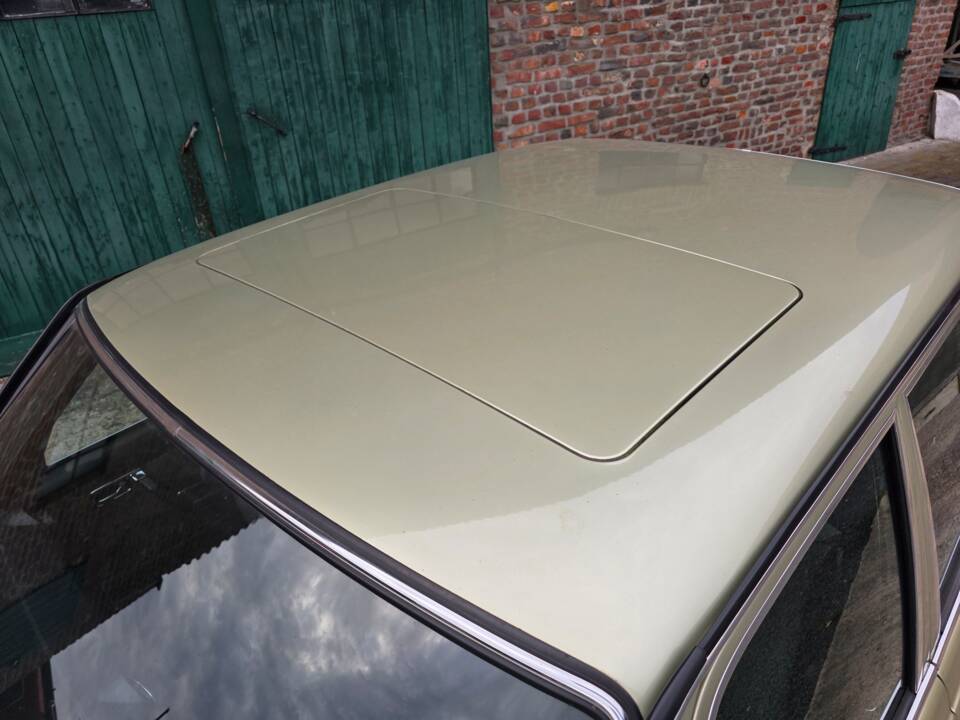 Image 34/73 of Mercedes-Benz 230 E (1985)