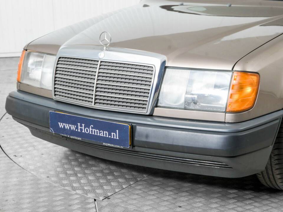 Image 18/50 of Mercedes-Benz 300 TD (1986)