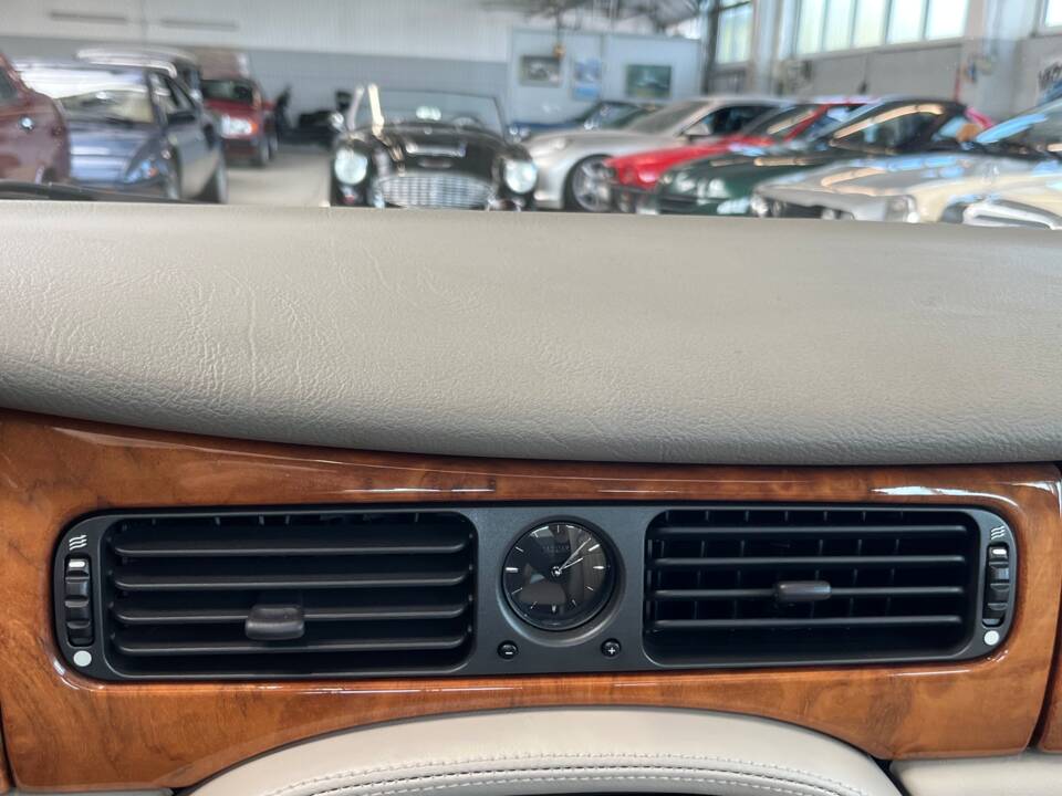Image 3/50 of Jaguar XJ 8 Sovereign (2000)