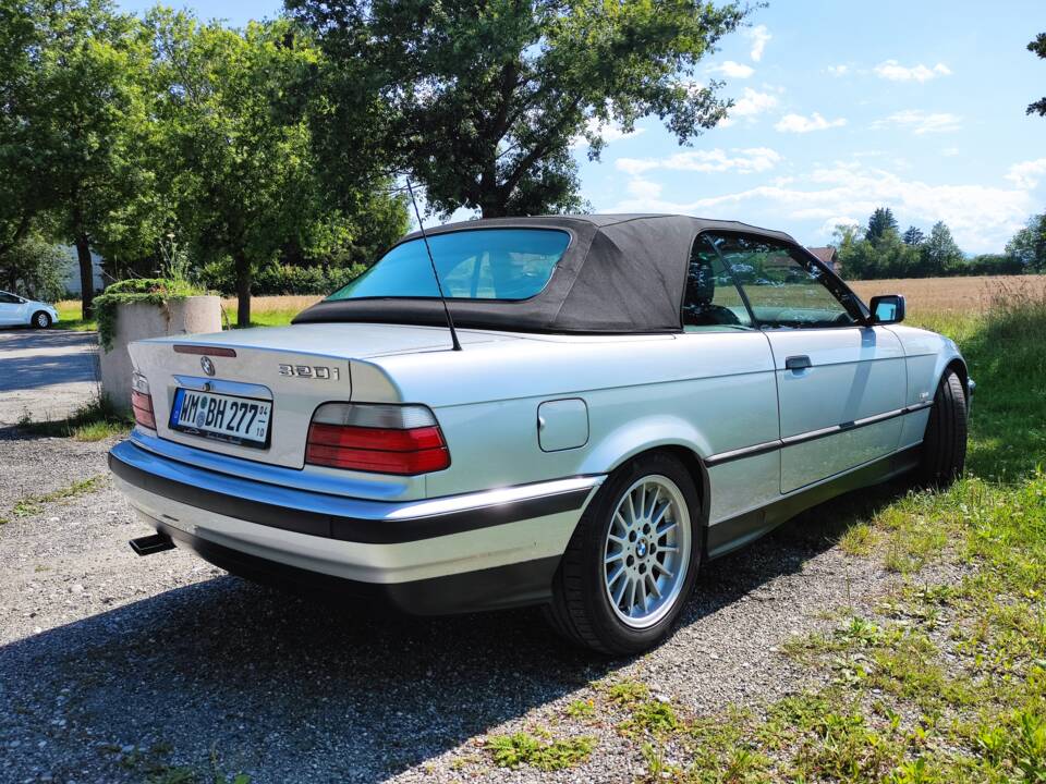 Bild 4/18 von BMW 320i (1998)