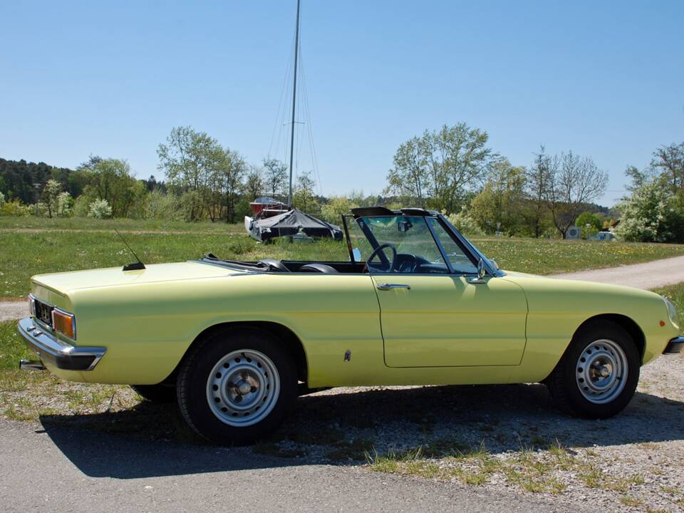 Image 2/24 of Alfa Romeo 1600 Spider (1976)