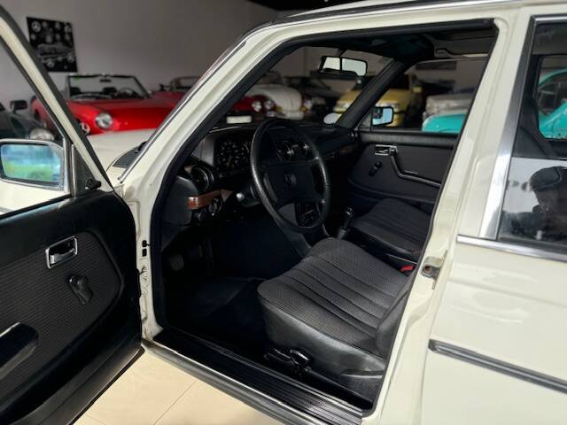 Image 17/32 of Mercedes-Benz 230 E (1983)