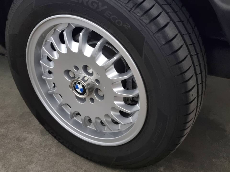 Image 69/100 of BMW 323i (1984)