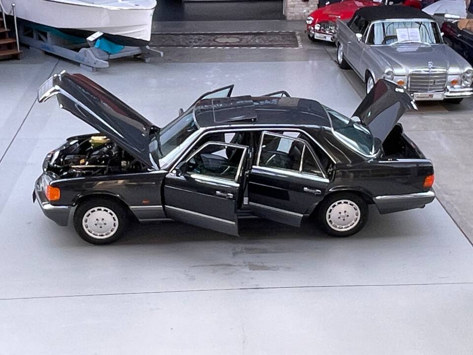 Image 3/31 of Mercedes-Benz 300 SE (1989)