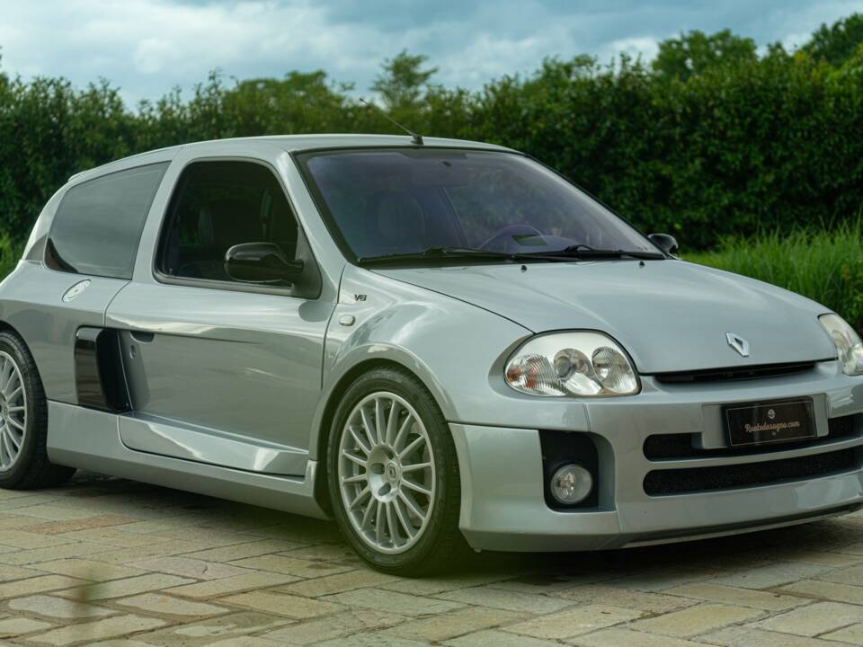 Image 9/50 of Renault Clio II V6 (2002)