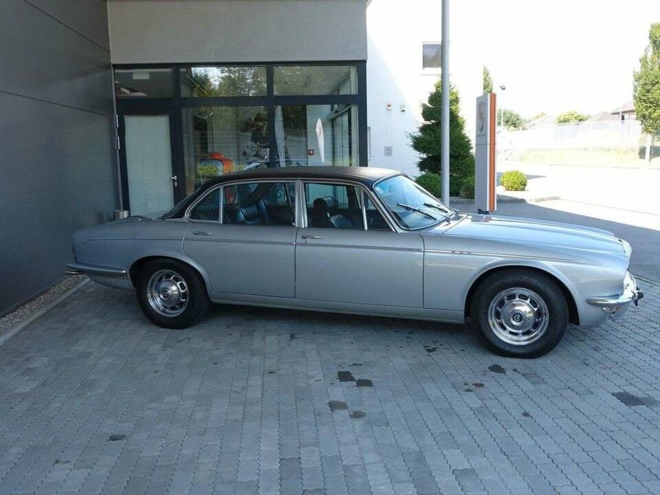 Afbeelding 5/20 van Daimler Double Six (1976)