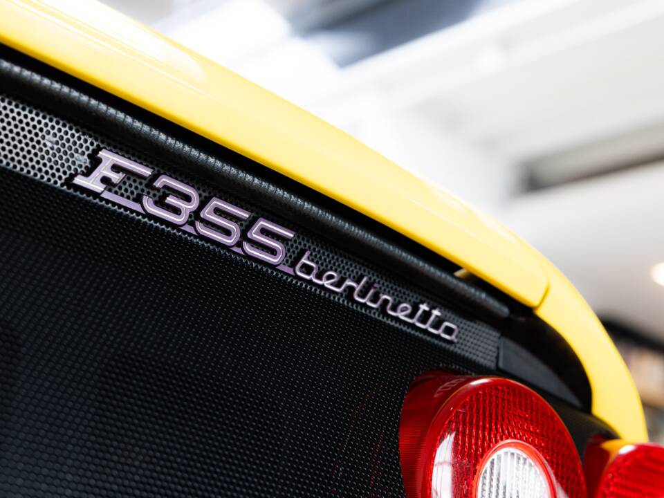 Image 32/36 de Ferrari F 355 Berlinetta (1995)