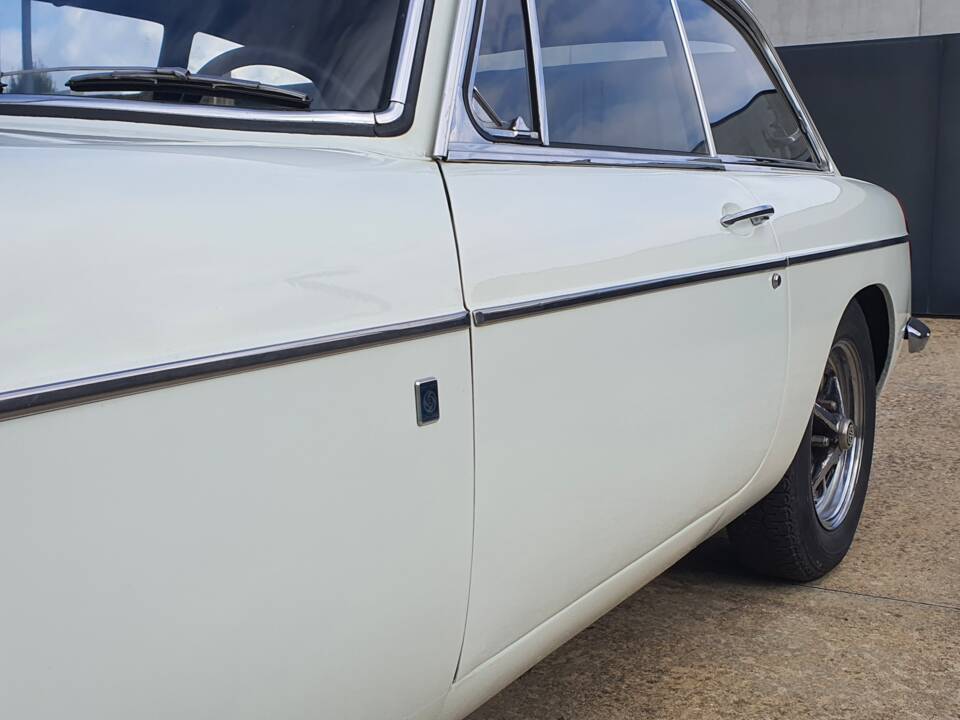 Image 12/33 of MG MGB GT (1971)