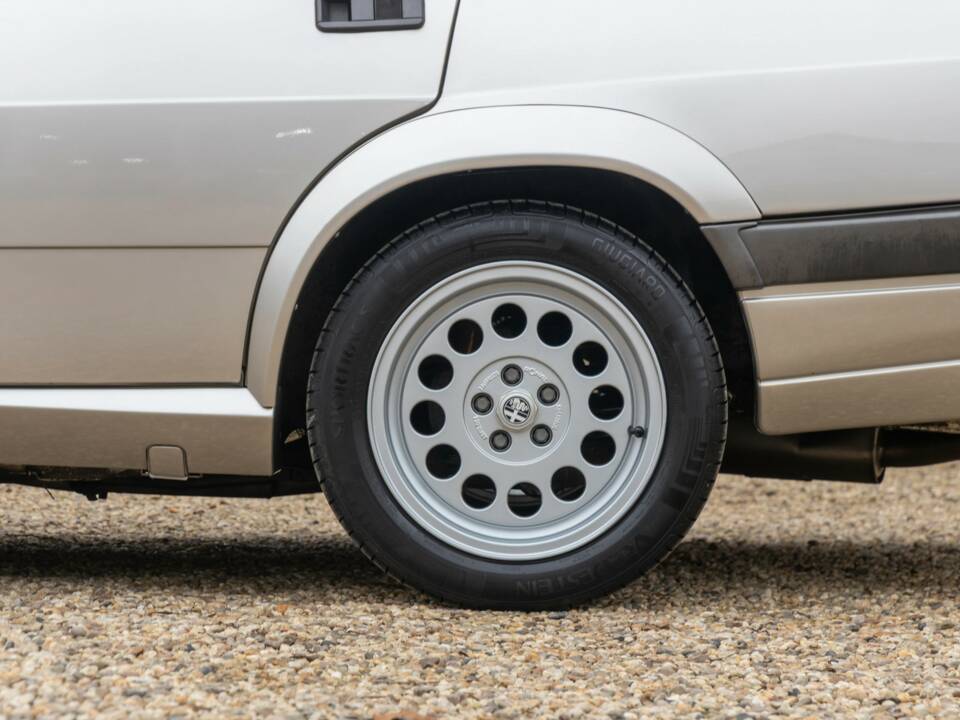 Afbeelding 33/50 van Alfa Romeo 75 2.0 Twin Spark (1988)