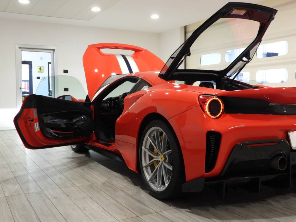 Image 13/15 de Ferrari 488 Pista (2019)