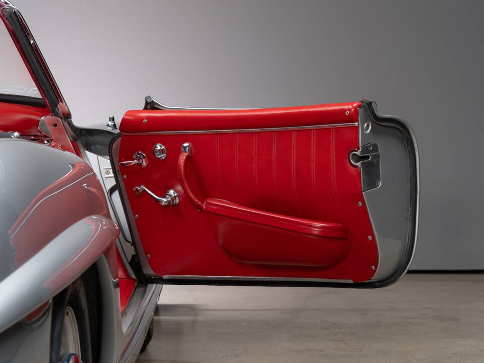 Image 30/47 of Mercedes-Benz 300 SL Roadster (1963)