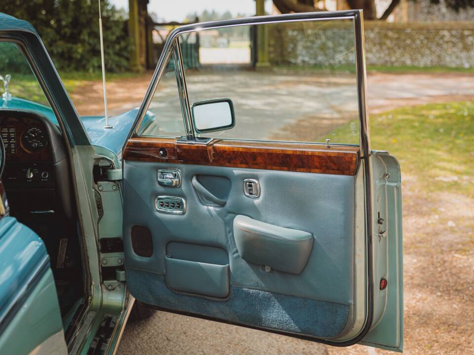Image 19/42 of Rolls-Royce Silver Shadow II (1977)