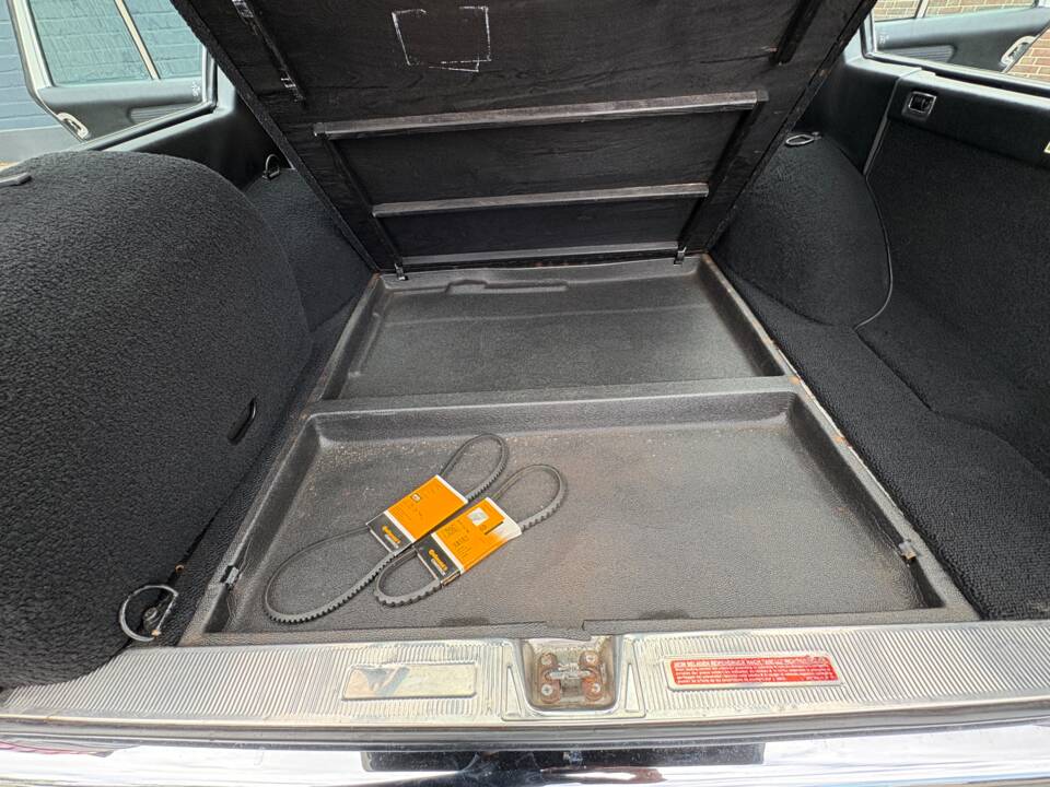 Image 31/66 of Mercedes-Benz 200 T (1984)