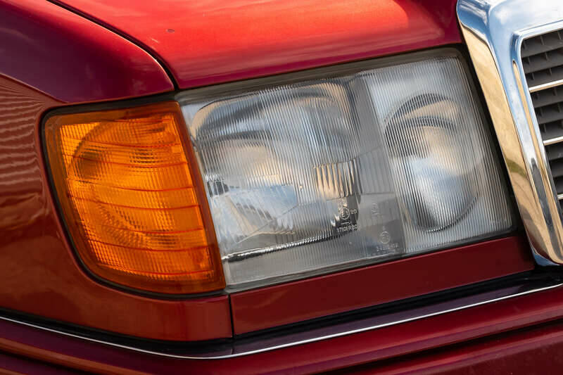 Image 22/50 of Mercedes-Benz E 320 (1994)