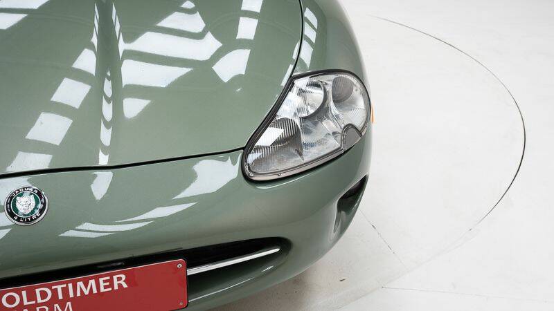 Image 11/15 of Jaguar XK8 4.0 (2000)