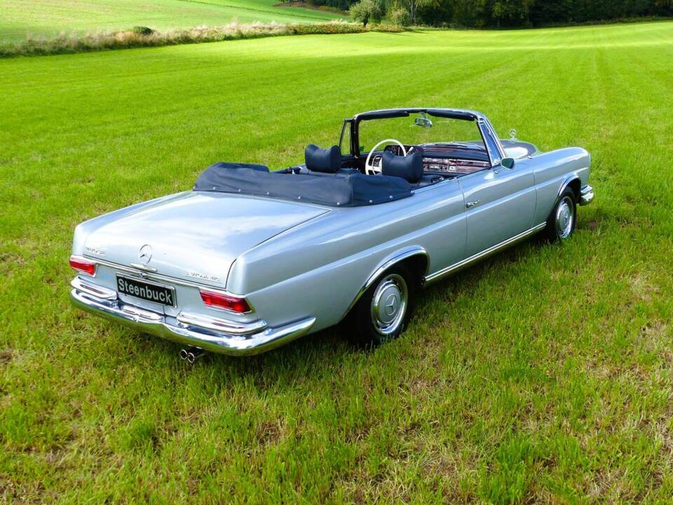 Mercedes-Benz 250 SE Cabriolet (W 111) silber 1966