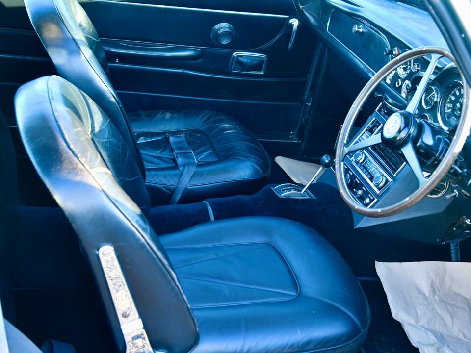 Image 18/19 of Aston Martin DB 6 (1969)