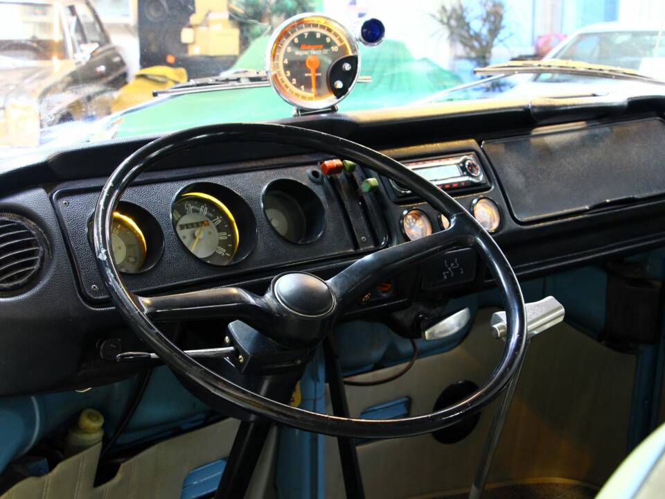 Image 15/33 of Volkswagen T2a minibus (1970)