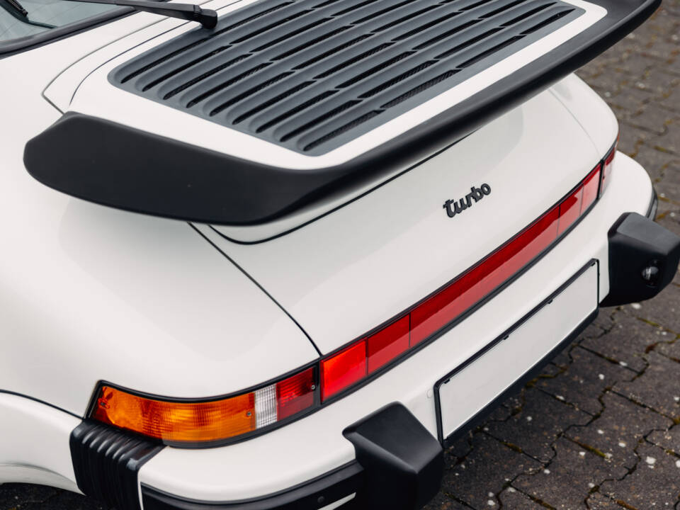 Immagine 42/55 di Porsche 911 Turbo 3.3 (1988)