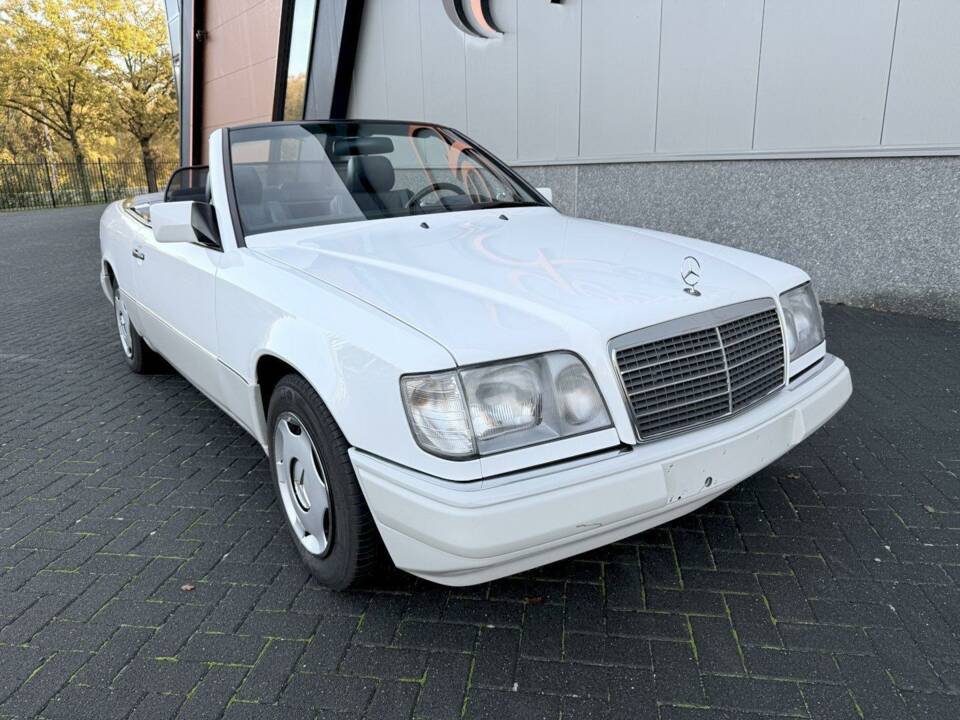 Image 12/36 of Mercedes-Benz E 200 (1994)